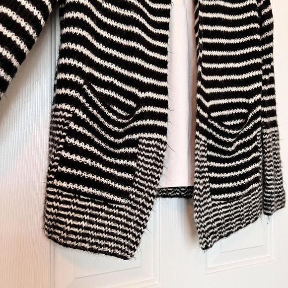 Guess brand Black and White Open Knit Cardigan Sweater with pockets. Size XS - Picture 14 of 15